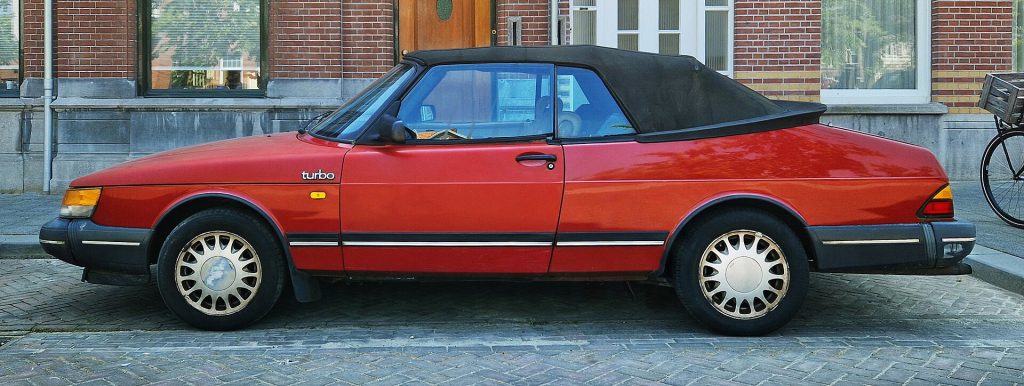 Saab GlobalEye: Side view of a red Saab 900