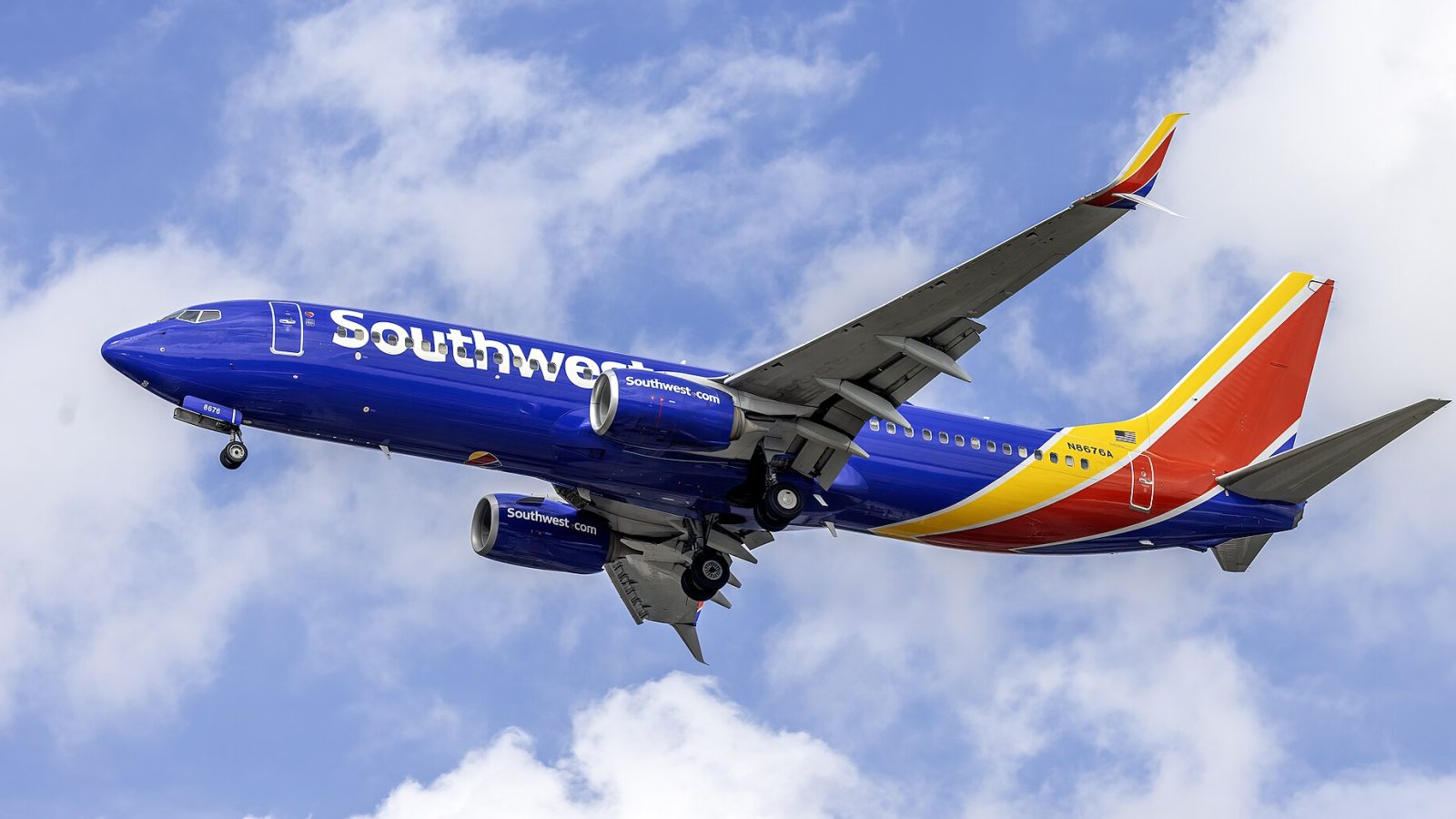United Business Card: 2015 Southwest Airlines Boeing 737-8H4 N8676A landing at Baltimore-Washington International Thurgood Marshall