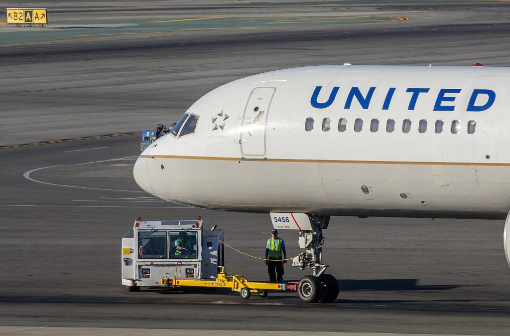 United Airlines CEO: United Airlines - N558UA - Boeing 757-222 - San Francisco International Airport with a pushback tractor