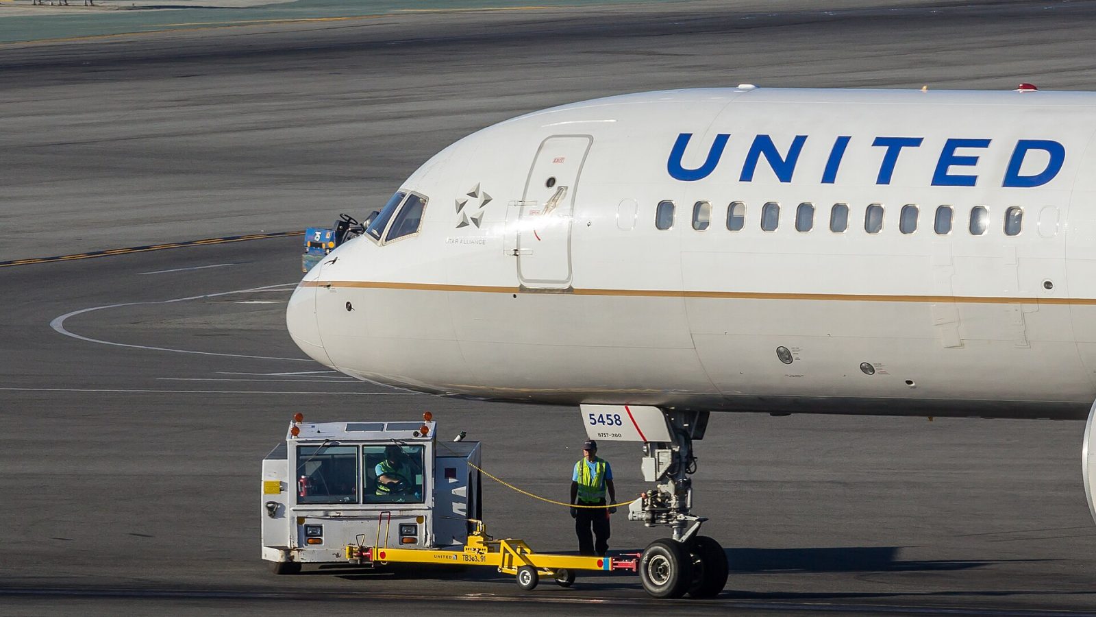 United Airlines pilot: United Airlines - N558UA - Boeing 757-222 - San Francisco International Airport with a pushback tractor