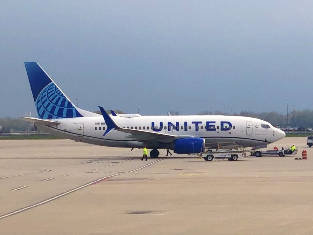 United Airlines domestic first class: United Airlines 737-700 (N15712) at Cleveland before departing to Chicago O’Hare on 04/25/2023.