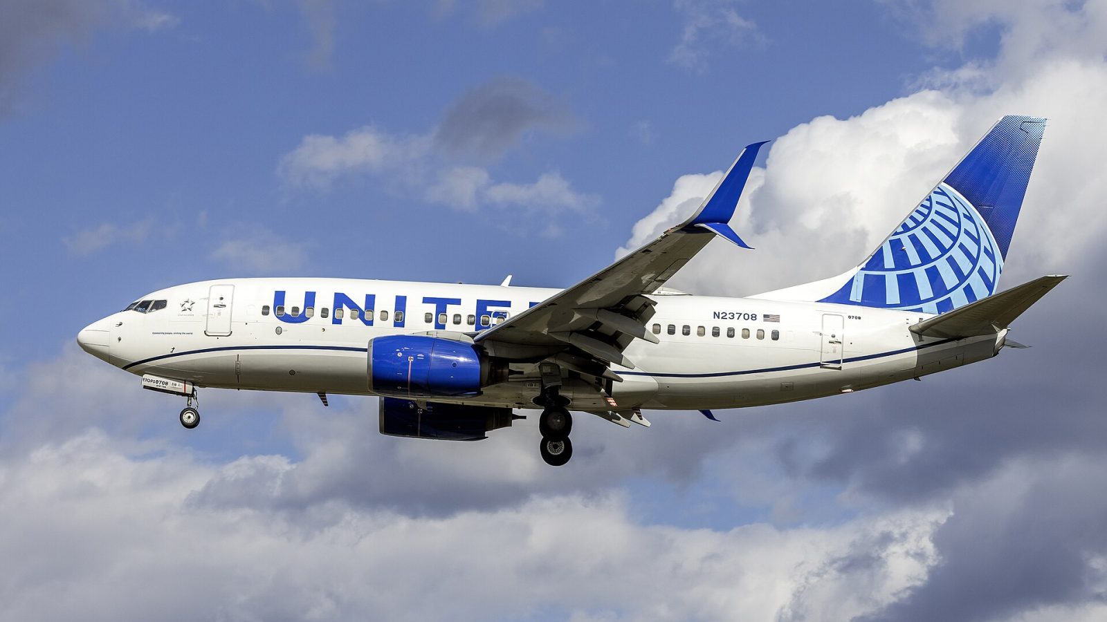 Scott Kirby: 1998 United Airlines Boeing 737-724 N23708 landing at Baltimore-Washington International Thurgood Marshall Air