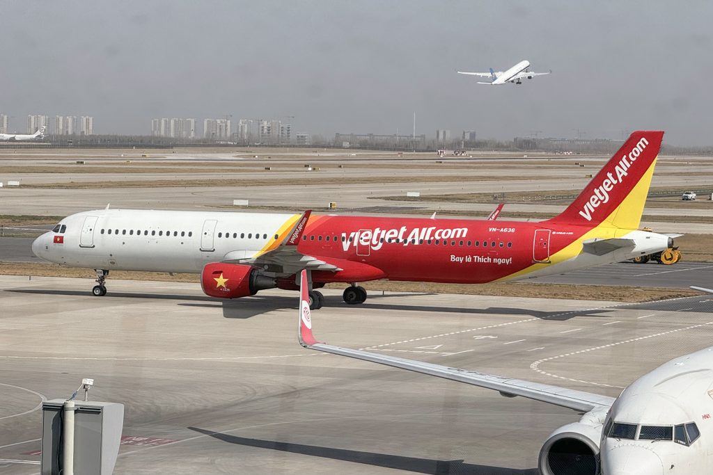 VietJetAir 5258 from Nha Trang (CXR), with B-309W taking-off in the background as China Southern 677 to Luxemb