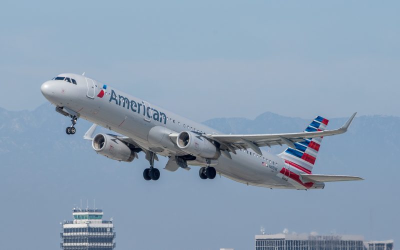 American Airlines Flight Chicago-Los Angeles Declares Emergency
