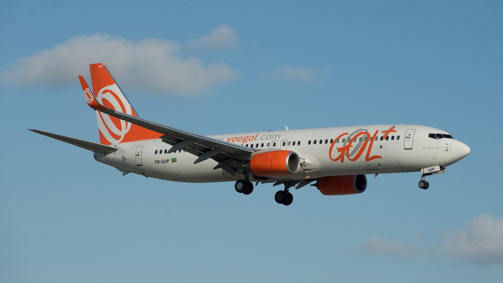 A GOL Boeing 737 returned to Recife on 5 October after a bird strike left its right engine sparking over the city. Flight G3 1587 landed safely with no injuries.