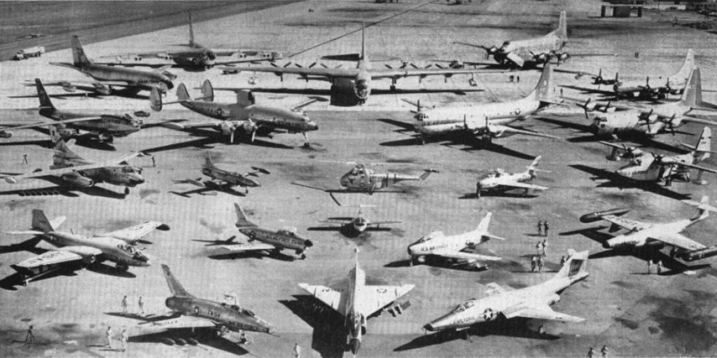 F-47: Major U.S. Air Force aircraft in 1957: Outer circle, clockwise: Convair B-36 Peacemaker bomber, Douglas C-124