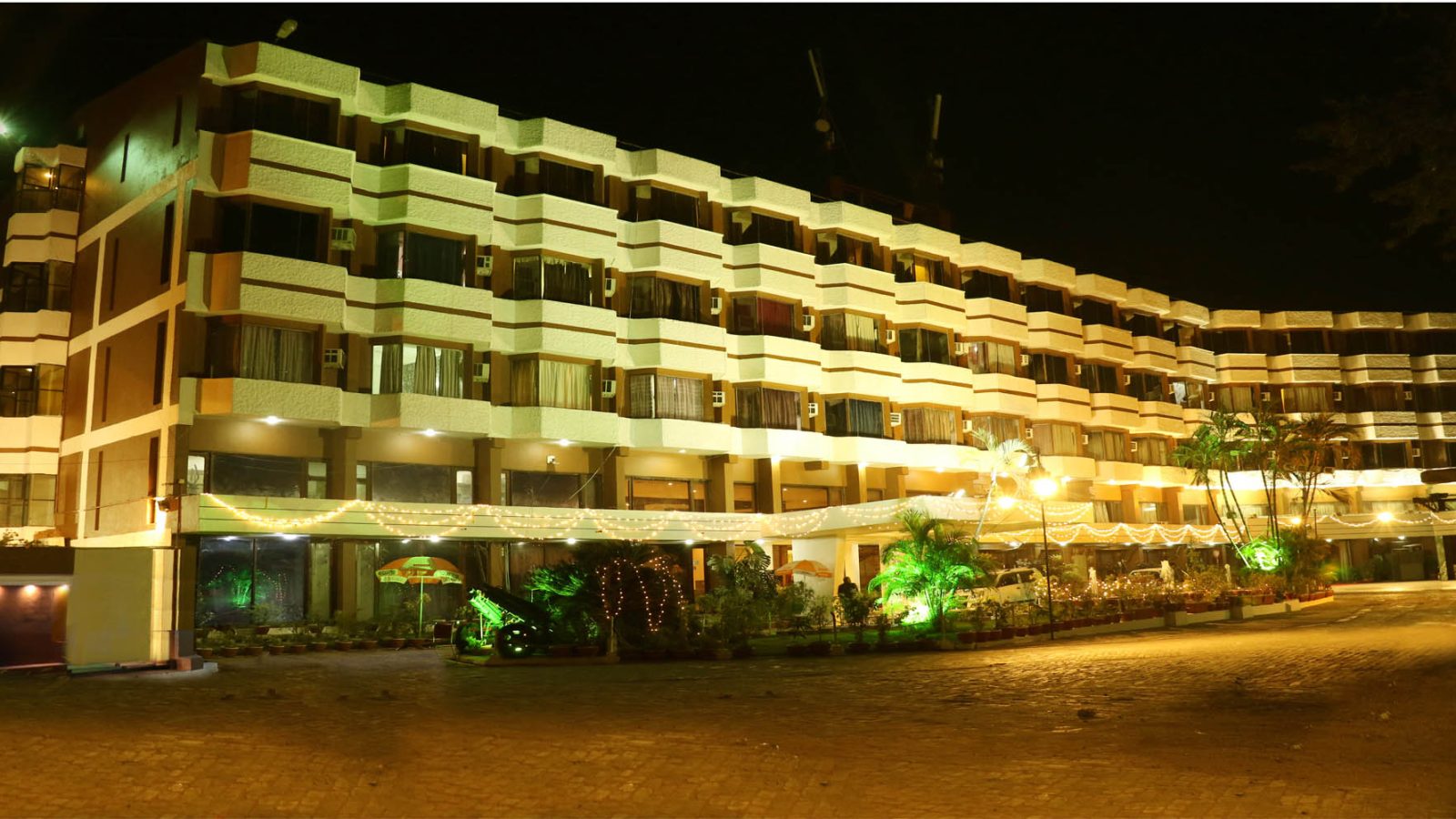 credit cards for hotel spending: Hotel Samdareeya Private Limited is located in an ancient city in the heart of India. The city is a paradise o