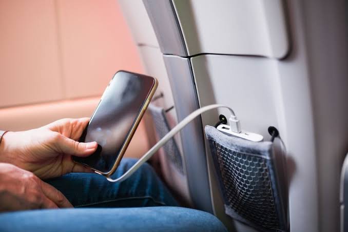 Power banks on flights 2026: the cabin bag rule, the two power bank limit, watt hour sums and the airlines that now ban any use on board.